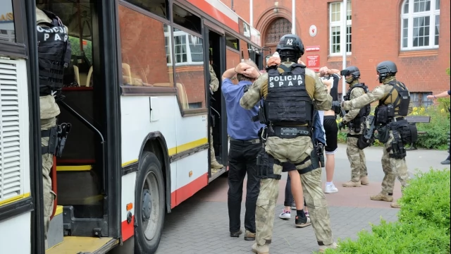 Tczew - Atak terrorystyczny na autobus - negocjacje przed ratuszem