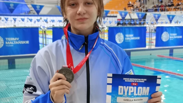Tczew - Srebrny medal Kornelii Gzelli w Zimowych Mistrzostw Polski młodzików 13-letnich w pływaniu
