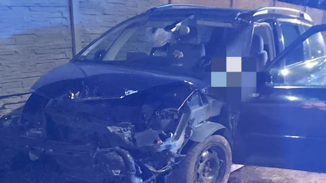 Tczew - Auto zatrzymało się na betonowym płocie, po kierowcy ani śladu