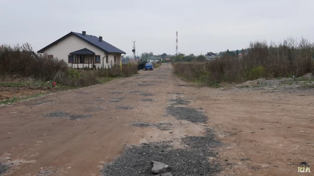Tczew - Załatana droga do nowego osiedla Rokitki [FOTO] [bez komentarza]