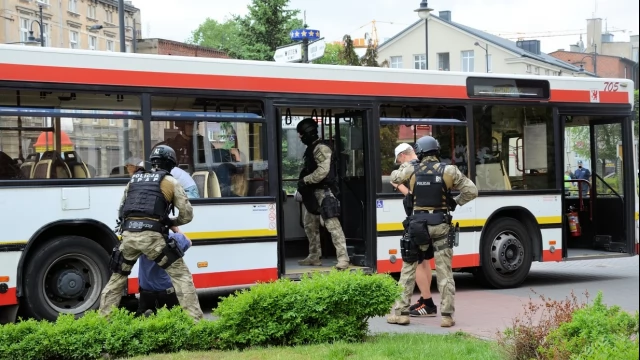 Tczew - Atak terrorystyczny na autobus - negocjacje przed ratuszem
