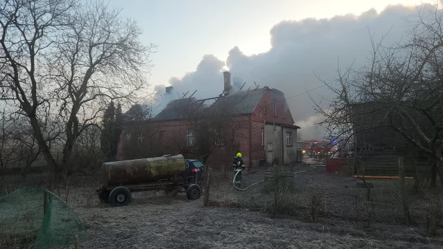 Tczew - Dziesięć zastępów straży gasi pożar w Tymawie