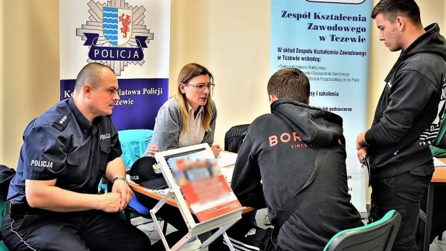 Tczew - Policjanci na Targach Pracy