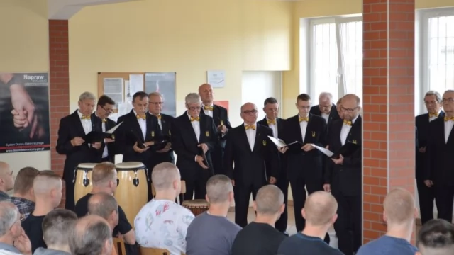 Tczew - Chór ECHO z Tczewa za "kratami"