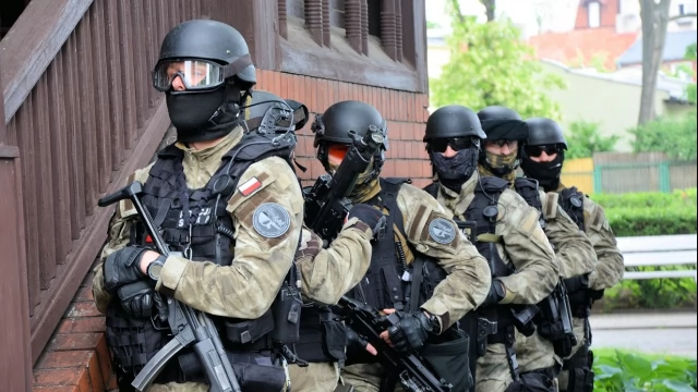 Tczew - Atak terrorystyczny na autobus - negocjacje przed ratuszem