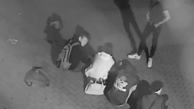 Tczew - Policja ustala, kto zniszczył elewację hali sportowej. Znasz te osoby?