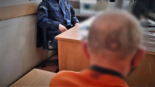 Tczew - Nie założył maseczki. Gdy policjant chciał go wylegitymować, miał rzucić się z pięściami