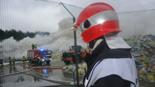 Tczew - Pożar na placu sortowani odpadów ZUOS - kilka zastępów walczy z ogniem