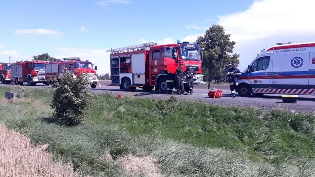 Tczew - Dwa wypadki w niedzielę - dachowanie i auto, które wjechało w bariery