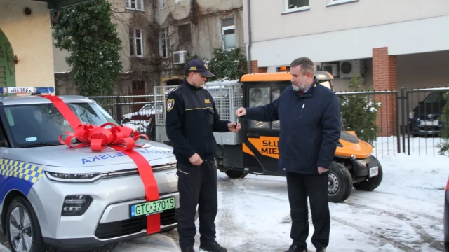 Tczew - Elektryczny radiowóz do eko-patroli już w rękach strażników
