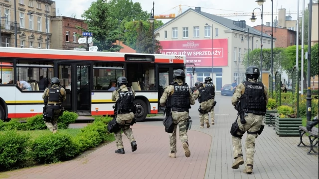 Tczew - Atak terrorystyczny na autobus - negocjacje przed ratuszem