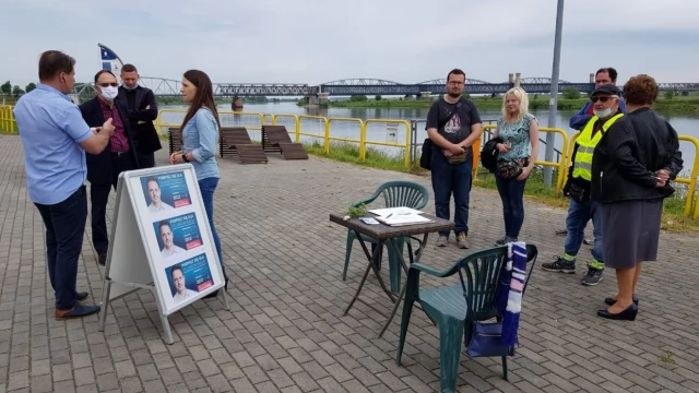 Tczew - KO zbiera podpisy dla Rafała Trzaskowskiego, a "ekipa Szymona" na rowerach walczy z hejtem