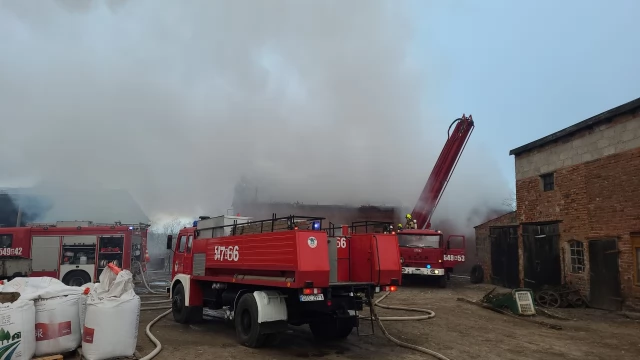 Tczew - Dziesięć zastępów straży gasi pożar w Tymawie