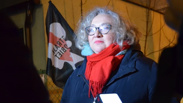 Tczew - Zbiórka podpisów pod projektem "Legalna aborcja". Narodowcy czekali z mopem. Marta Lempart w Tczewie