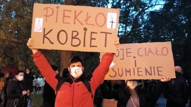 Tczew - Tłumy na ulicach Tczewa. Protest przeciw decyzji TK #PiekłoKobiet