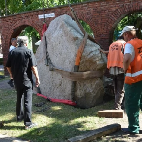 Tczew - Kilkunastotonowy głaz pojawił się w centrum Tczewa