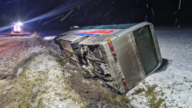 Tczew - Trudne warunki na drogach! Autobus wpadł do rowu
