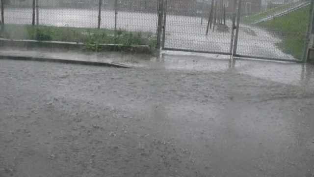 Tczew - Burza z gradobiciem nad Tczewem, w Waćmierku drzewo runęło na samochód