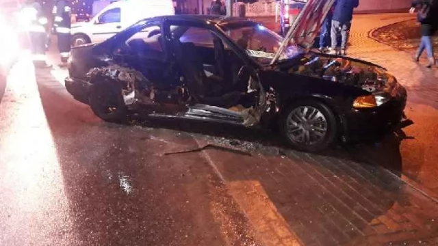 Tczew - Nocny wypadek na skrzyżowaniu Kociewskiej i Jagiellońskiej. Jedna osoba uwięziona w aucie