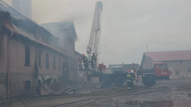 Tczew - Olbrzymi pożar w Swarożynie. Płonie stara gorzelnia