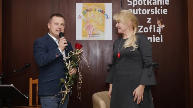 Tczew - Co kryje się "za tęczowymi drzwiami"? Promocja tomiku poetyckiego Zofii Daniel w tczewskiej bibliotece