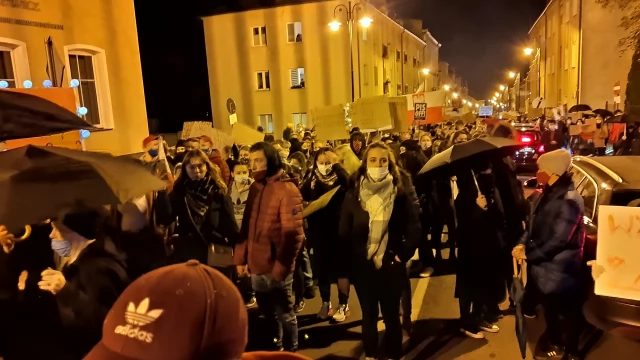 Tczew - Protesty ws. aborcji nie ustają. "Wybaczcie utrudnienia, Tczew ma rząd do obalenia" [FILM]