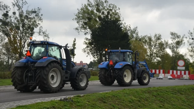 Tczew - Rolnicy wyszli na drogi. Kilkadziesiąt traktorów na rondzie łączącym dk 91 i 22
