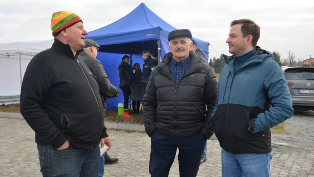 Tczew - Rolnicze miasteczko na rondzie w Czarlinie. Jest nawet trumna [WIDEO]