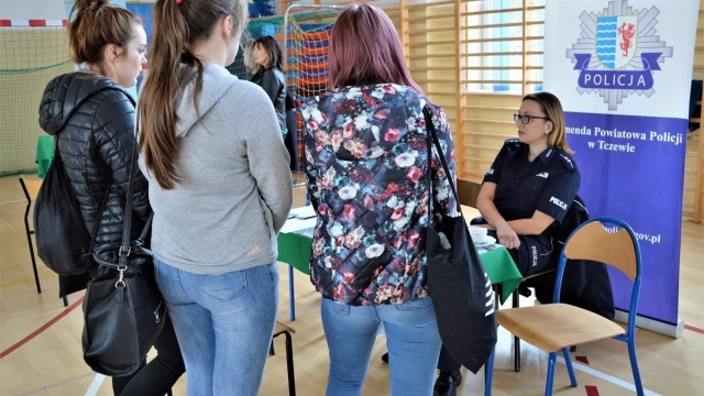 Tczew - Promowali zawód policjanta na targach pracy