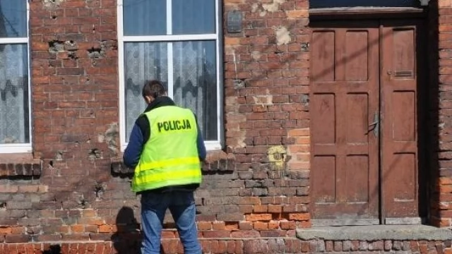 Tczew - Policjanci zauważyli pożar i ewakuowali mieszkańców