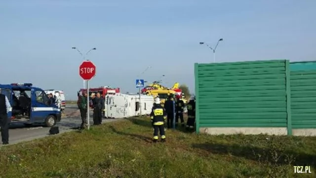 Tczew - Zderzenie busa z osobówką. Kilkanaście osób w szpitalu, trwa akcja ratunkowa