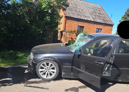 Tczew - Mała Słońca. Kierowca BMW uderzył w drzewo