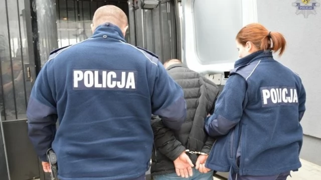 Tczew - Z bejsbolem i paralizatorem na 16-latków. Próba samosądu na szkolnym boisku