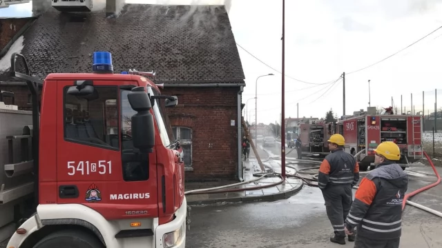 Tczew - Pożar na ulicy Czyżykowskiej. Trwa akcja gaśnicza, jedna osoba ranna