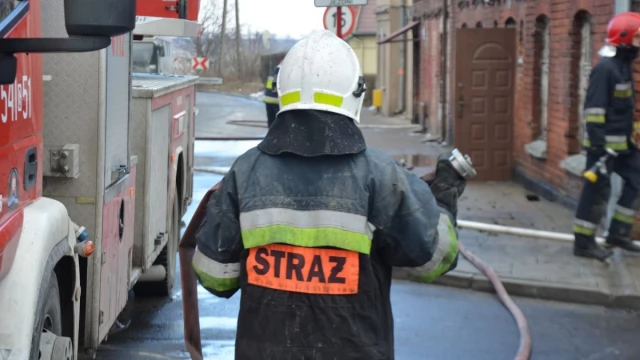 Tczew - Pożar na ulicy Czyżykowskiej. Trwa akcja gaśnicza, jedna osoba ranna