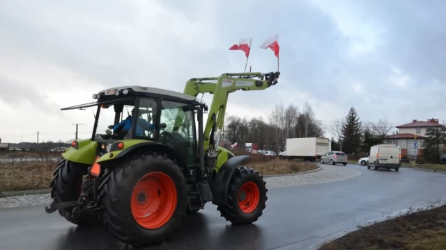 Tczew - Rolnicy wyjechali na drogi. Protest w Czarlinie