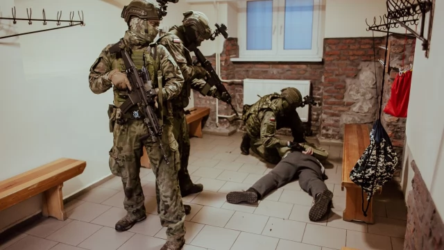 Tczew - Terytorialsi odbijali szkołę i zakładników