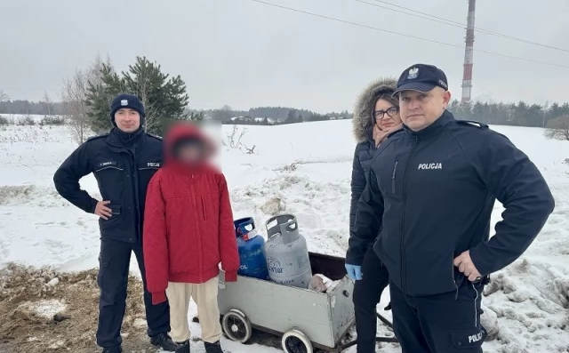 Tczew - Nie są sami w mroźne dni. Policjanci i pracownicy GOPS pomagają osobom w kryzysie bezdomności