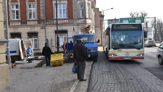 Tczew - Ruszyła wymiana kolejnych wiat przystankowych