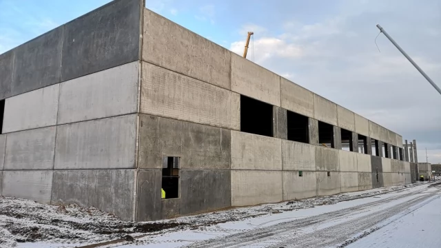 Tczew - Trwa budowa hali, która ma ukrócić uciążliwości zapachowe na Bajkowym