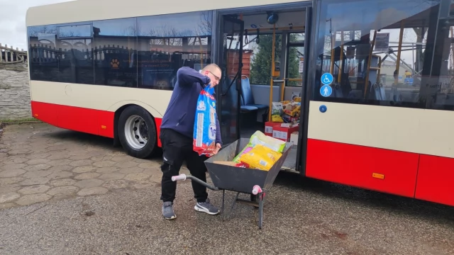 Tczew - Kierowcy zebrali karmę dla tczewskiego schroniska