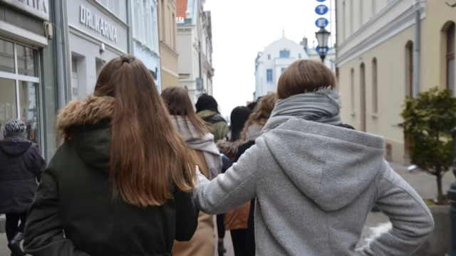 Tczew - Tczewscy maturzyści zatańczyli poloneza na ulicach starówki [DUŻO ZDJĘĆ]