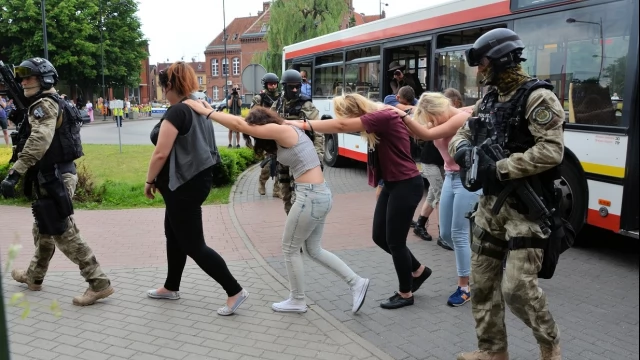 Tczew - Atak terrorystyczny na autobus - negocjacje przed ratuszem