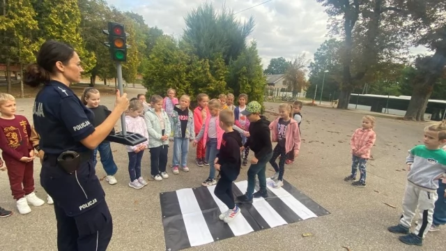 Tczew - Policjantka szkoli uczniów z bezpieczeństwa