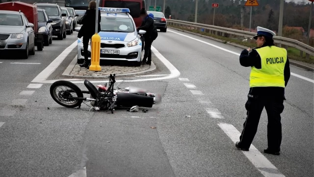 Tczew - Kierowca ciężarówki wymusił pierwszeństwo motorowerzyście