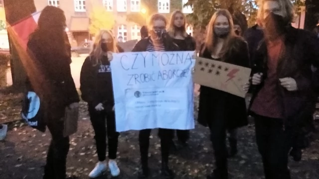 Tczew - Tłumy na ulicach Tczewa. Protest przeciw decyzji TK #PiekłoKobiet