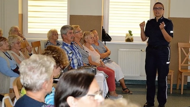 Tczew - Policjanci pouczali seniorów jak nie paść ofiarą oszustów
