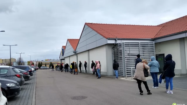 Tczew - Kolejki przed sklepami po wprowadzeniu nowych przepisów