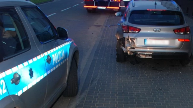 Tczew - Pijany kierowca uderzył w zaparkowany samochód i wbił się w budynek