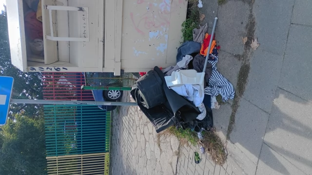 Tczew - Notoryczny Syf przy koszu z odzieżą
